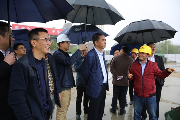 市政公用集團(tuán)黨委書記董事長(zhǎng)鄧建新南昌市城區(qū)城鎮(zhèn)污水全收集全處理達(dá)標(biāo)整治工程調(diào)研6002.jpg
