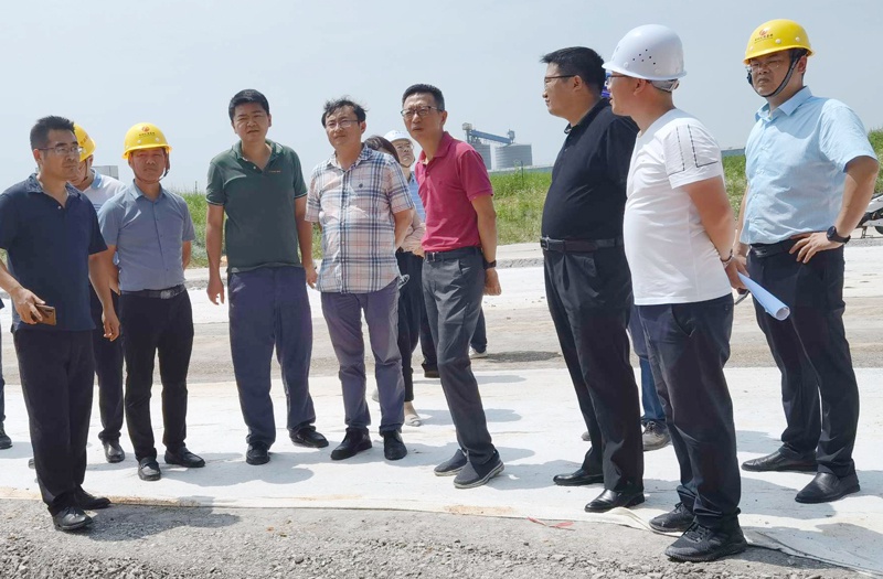 市政公用集團(tuán)鄭學(xué)平到洛陽東路綜合改造廣州路東延工程檢查指導(dǎo)8001.jpg